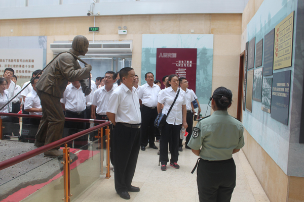 重走红色历程  感知党性教育