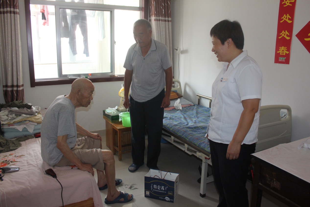 德隆公司中秋节走访慰问离退休老干部