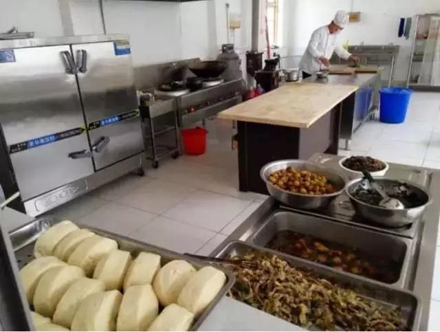 考驾照，就得选有特色的驾校