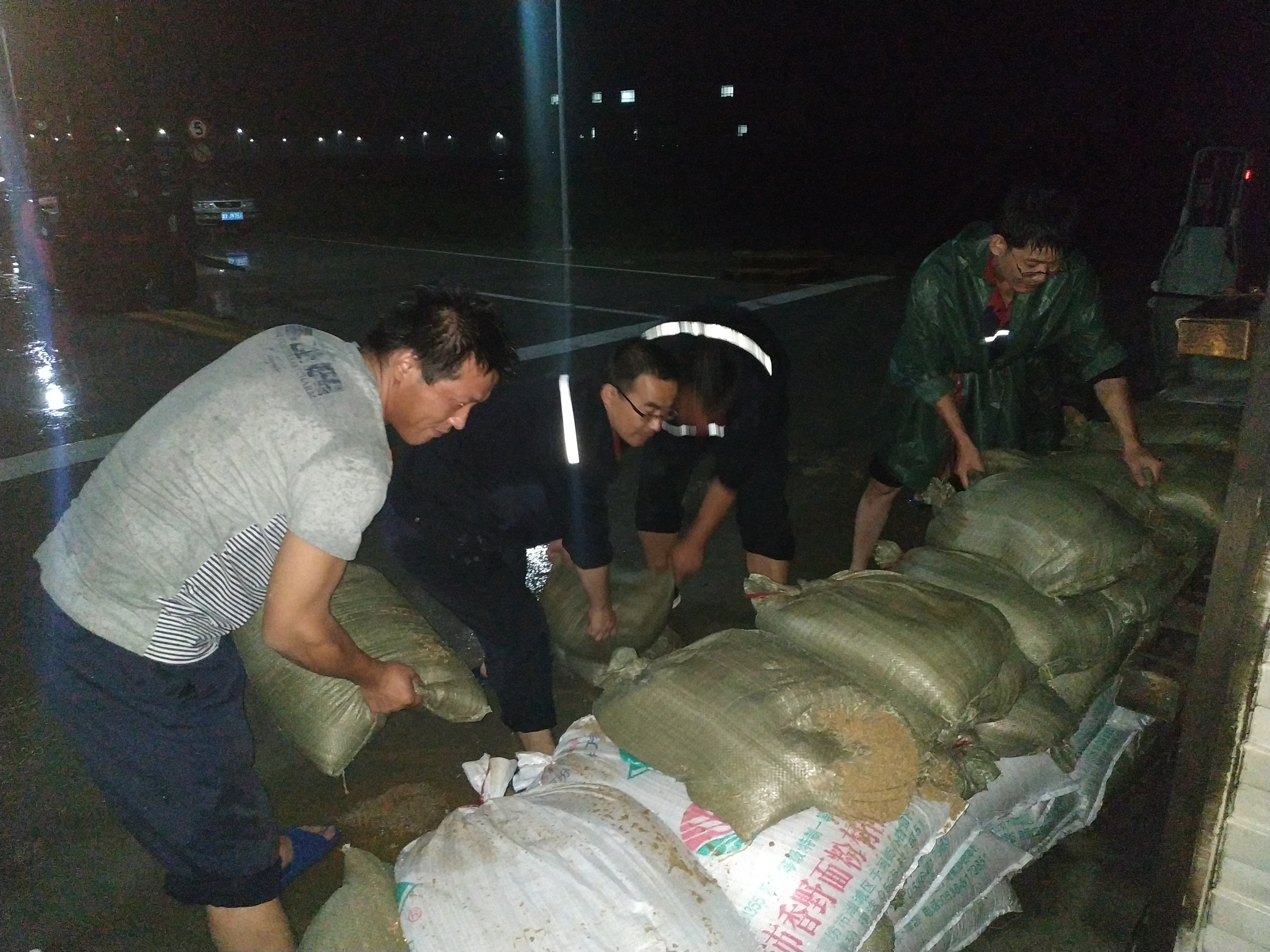 抗洪救灾——德隆人在行动